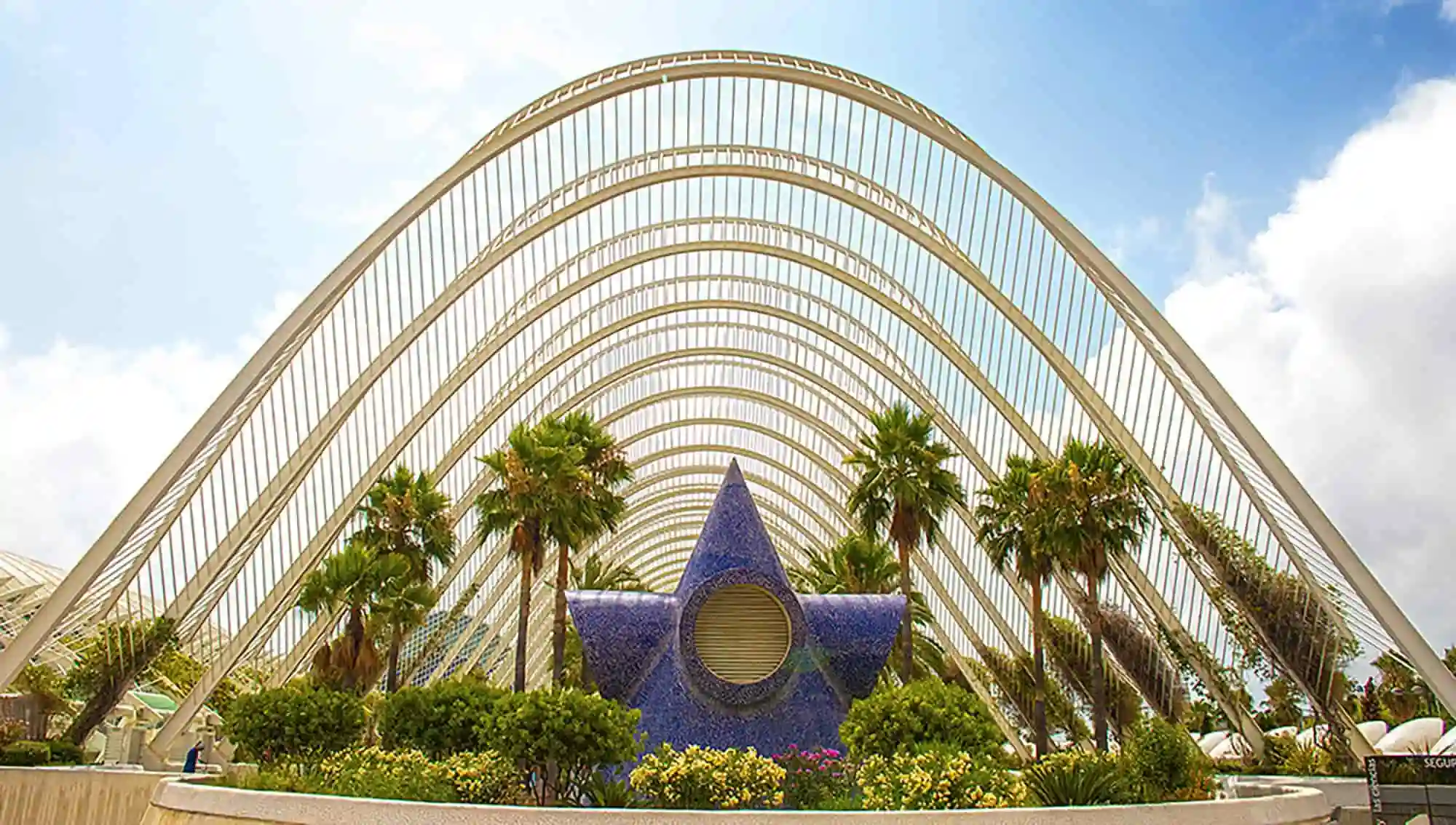 Arcos y vegetación en la Ciudad de las Artes y las Ciencias de Valencia